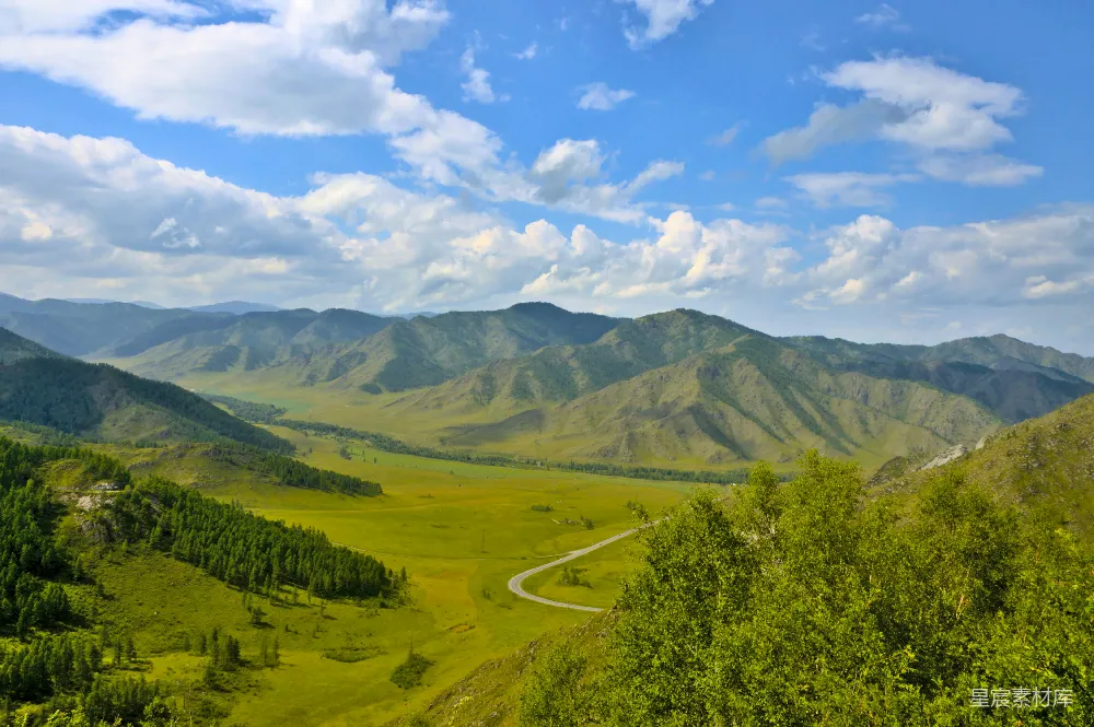 高清摄影 山谷中的美景，背景是山峦。