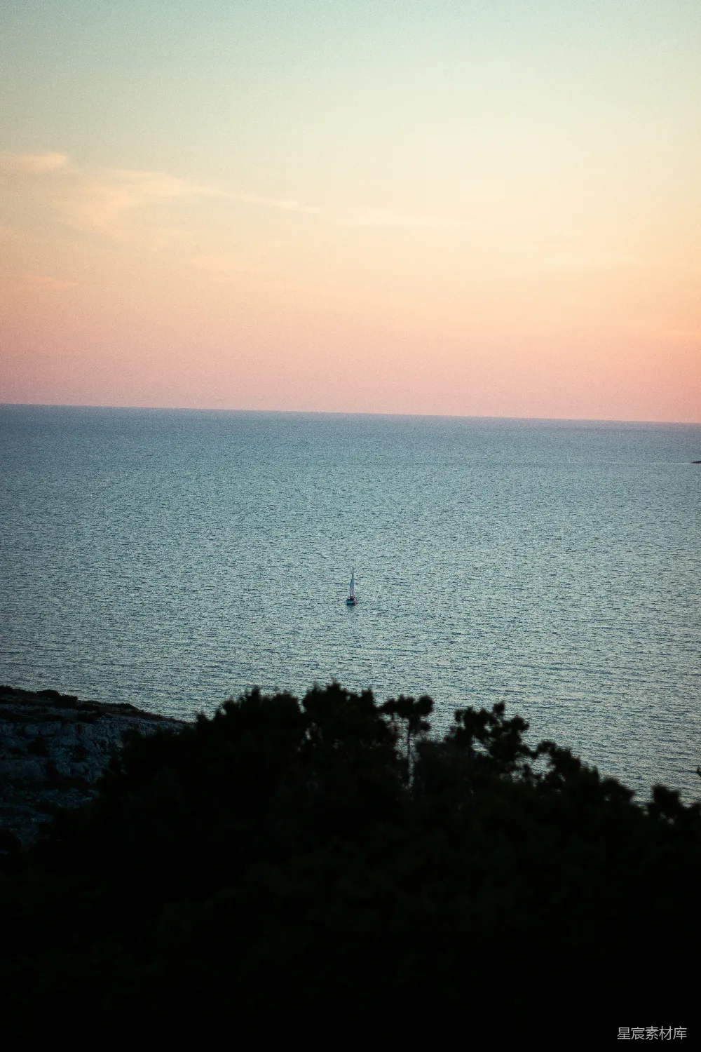 高清摄影 夕阳西下时，一艘船在海上。