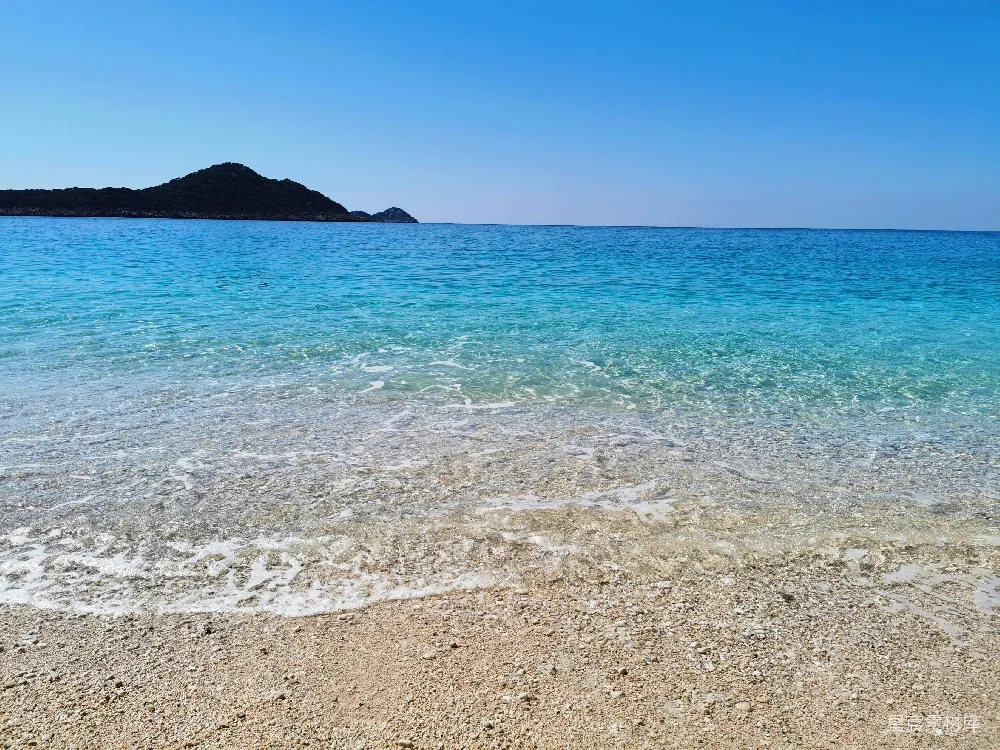 高清摄影 白天蓝海蓝天空中