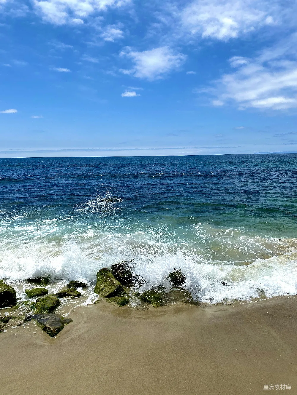 高清摄影 海浪在蓝天白云下白天撞击岩石的景象