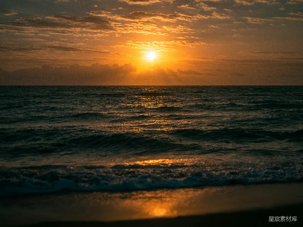 高清摄影 阴天里太阳正在海平面上落下。