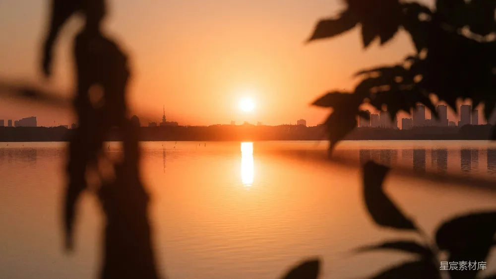 高清摄影 夕阳落下在一片水域之上