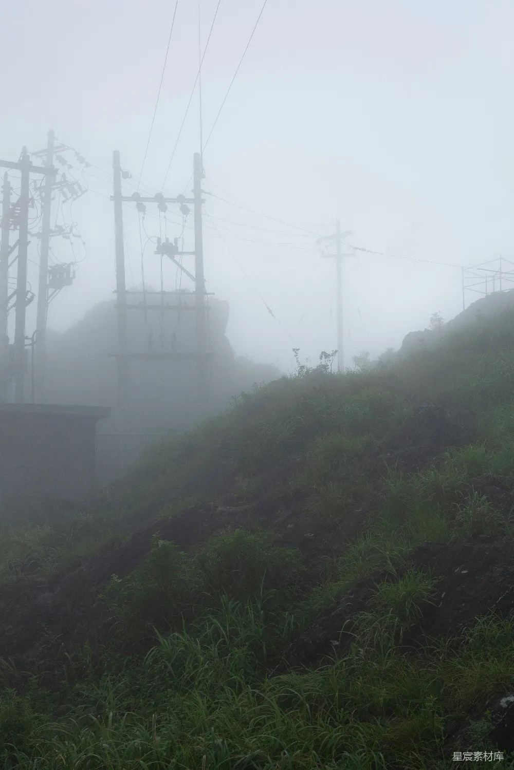 高清摄影 雾遮挡了电线和山坡。