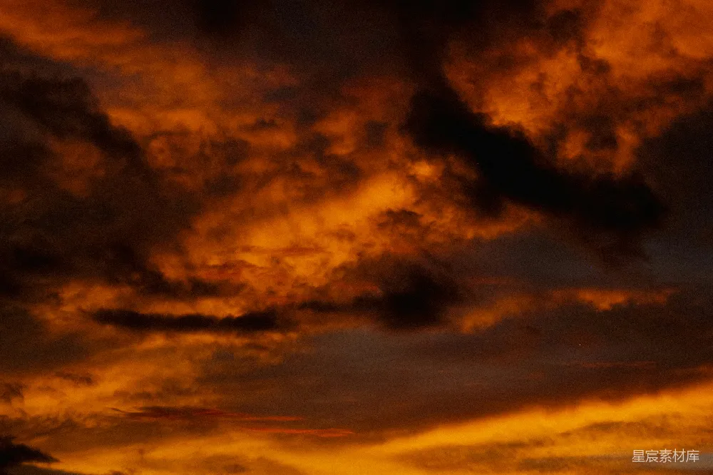 高清摄影 一架飞机在黄昏时分穿越云层中的天空。