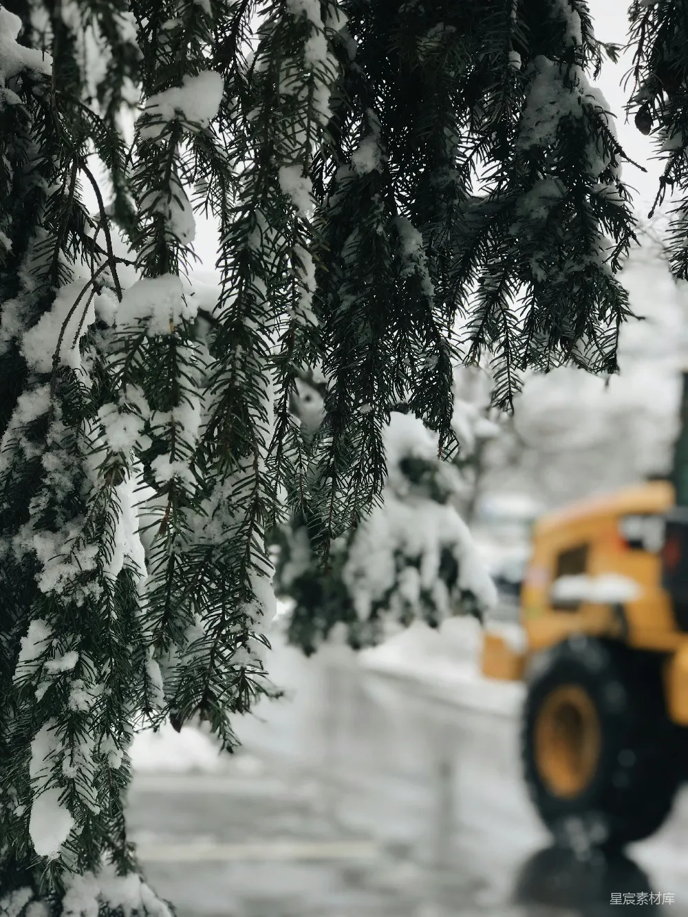 高清摄影 一辆黄色卡车在覆有白雪的道路上行驶