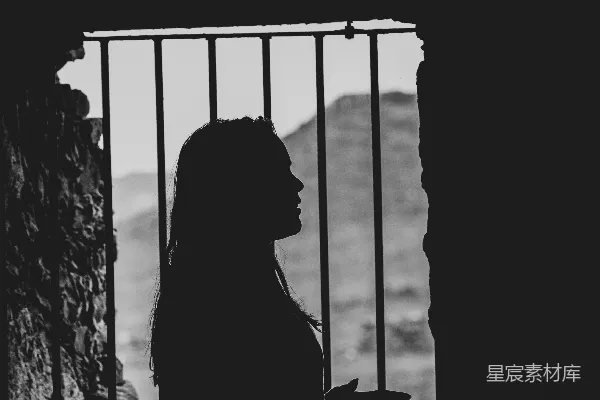 金属栏窗外的女人影子