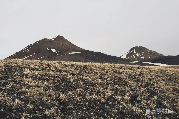 高清摄影 背景中有山的草地区域