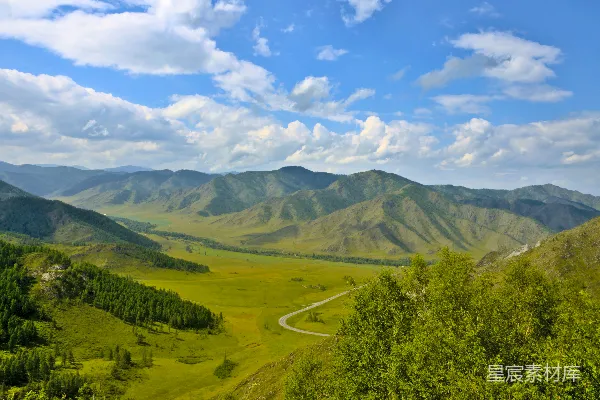 高清摄影 山谷中的美景，背景是山峦。