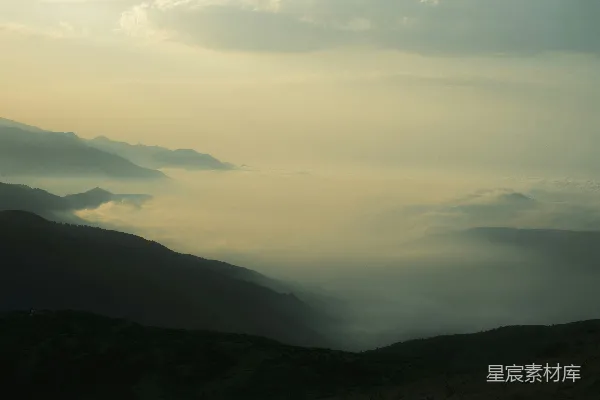 高清摄影 山峦之间的云彩 vista