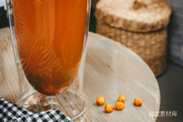 高清摄影 清空一个装有棕色液体的酒杯