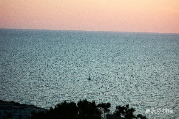 高清摄影 夕阳西下时，一艘船在海上。