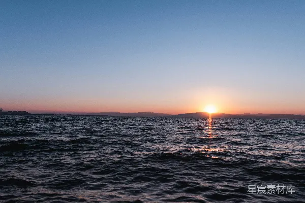 高清摄影 夕阳西下，映照在一池水中
