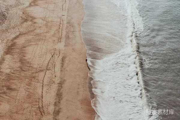 高清摄影 一片细软的沙滩，海浪拍打着岸边