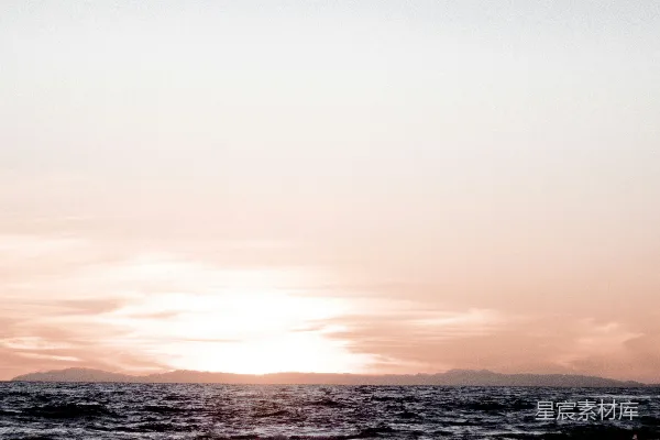 高清摄影 夕阳下海浪拍打在岸边