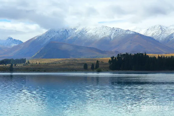 高清摄影 湖畔绿树山间白云蓝天之下白天景色