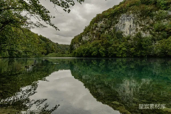 高清摄影 湖边有树木和山峰的背景