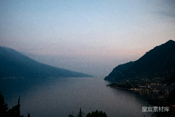高清摄影 背景中有山的水域