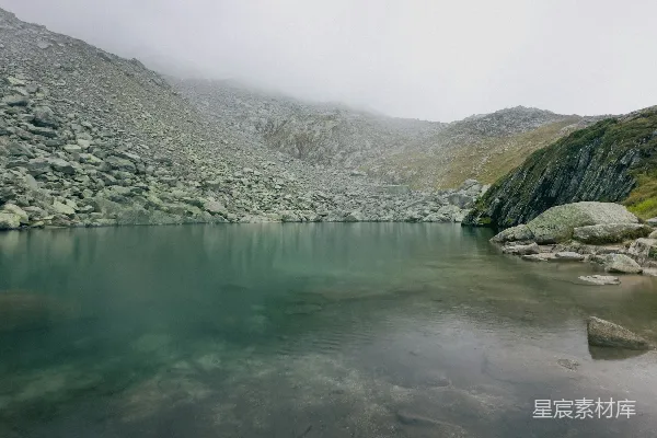 高清摄影 一座环绕着岩石山坡的宁静山湖。