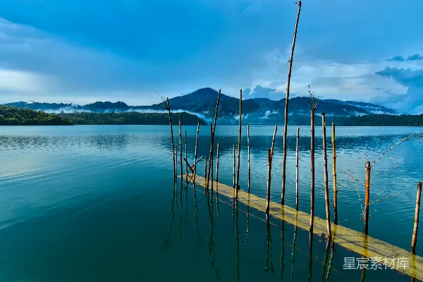 高清摄影 白天蓝天下平静的海面上有一座棕色木制码头