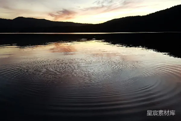 高清摄影 背景中有夕阳的一大片水域。
