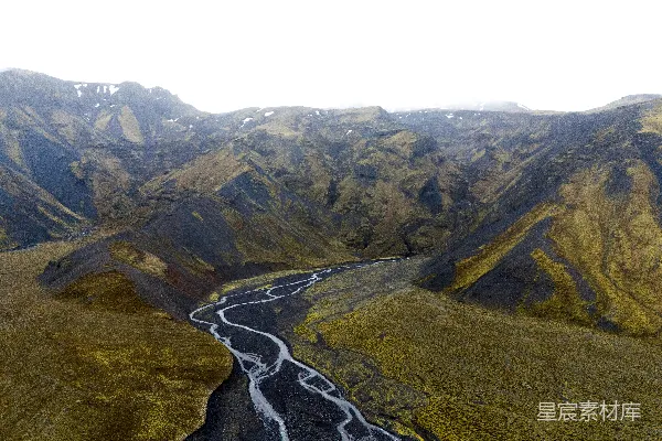 高清摄影 山间蜿蜒道路的俯视图
