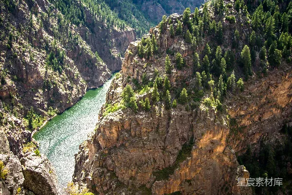 高清摄影 一条河流穿过一座被山包围的峡谷流淌而过