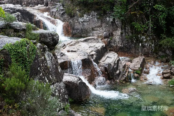 高清摄影 水落在岩石山上