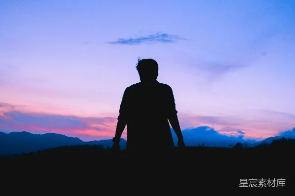 高清摄影 傍晚时分山顶站立的男人轮廓