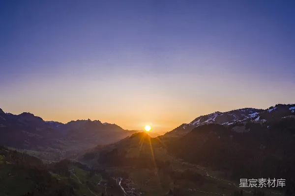 高清摄影 白天阳光透过山间而来