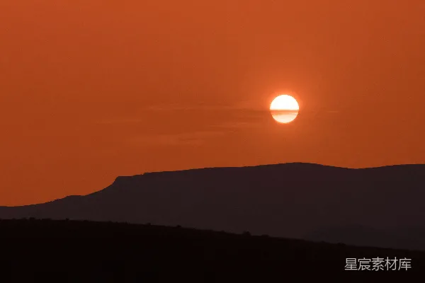 高清摄影 夕阳下的山影