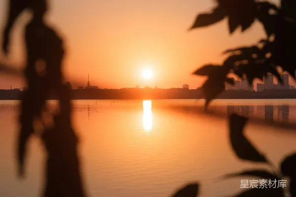 高清摄影 夕阳落下在一片水域之上