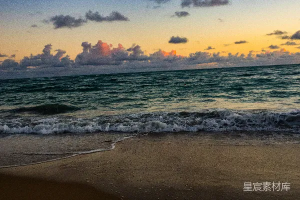 高清摄影 夕阳下的海洋有些云朵。