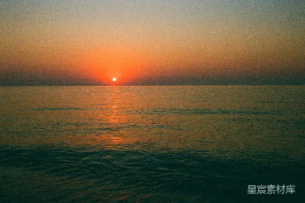 高清摄影 晴朗的一天，夕阳西下于海面上。