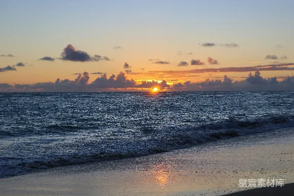 高清摄影 美丽的夕阳映照在平静的蓝色海洋上。