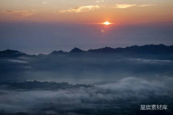 高清摄影 雾气缭绕的山峦和山谷间的日出