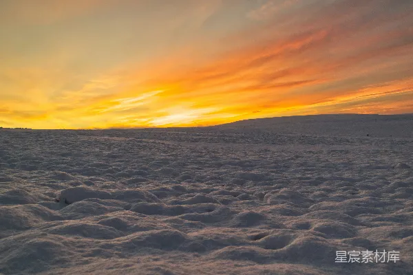 高清摄影 夕阳下的雪覆盖的田野