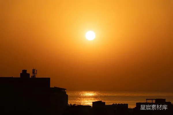 高清摄影 夕阳下的海洋与城市轮廓线