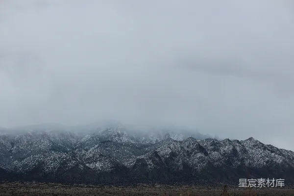 高清摄影 白天覆盖着积雪的山 Range 们