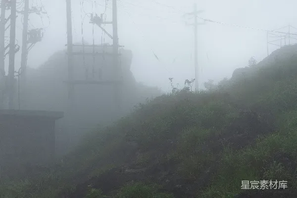高清摄影 雾遮挡了电线和山坡。