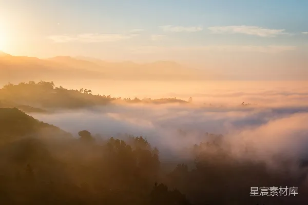 高清摄影 金色的曙光照亮了一片雾气缭绕的山景。