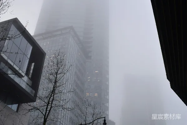 高清摄影 一座矗立在云层中的高大建筑物