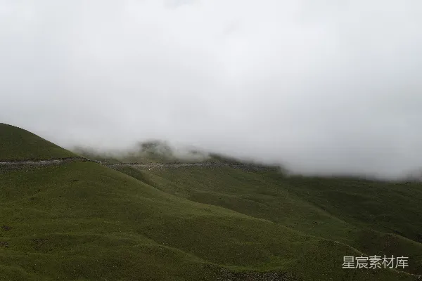 高清摄影 绿 hills 被 雾 围绕 ， 一条 弯曲 的 路道 。