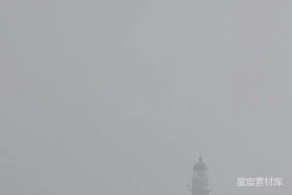 高清摄影 雾天里的灯塔背景中有另一座灯塔