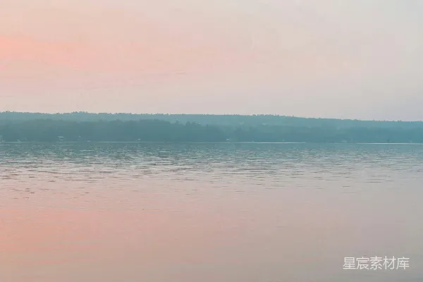 高清摄影 宁静的湖水映射着傍晚的天空。