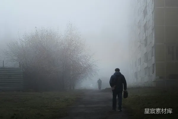 高清摄影 一个男人走在一幢建筑旁边的小径上