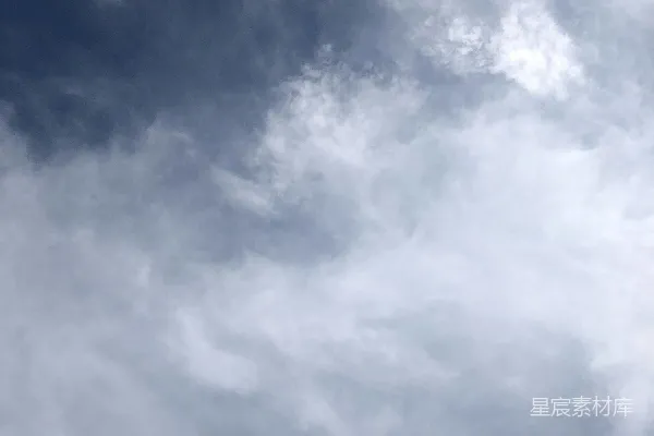 高清摄影 一架飞机在云层间飞过蔚蓝的天空