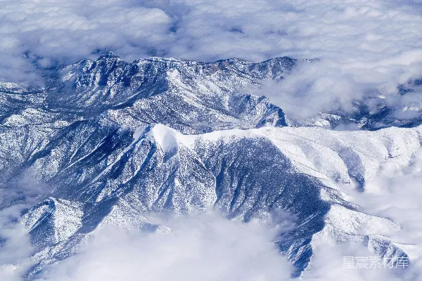 高清摄影 覆盖白雪的山峦俯视图
