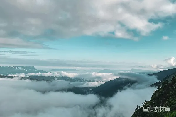 高清摄影 山顶上一个人站在云端之上