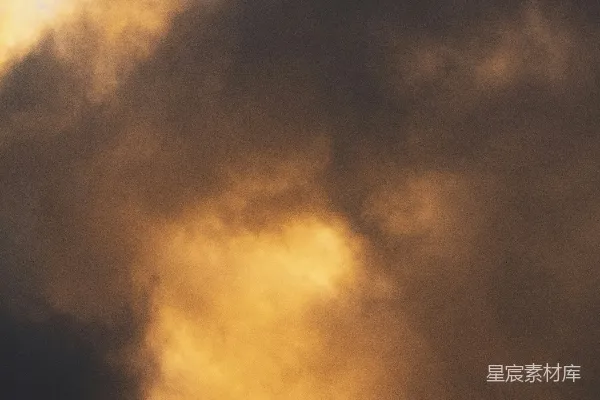 高清摄影 一群鸟在云层间的天空中飞翔