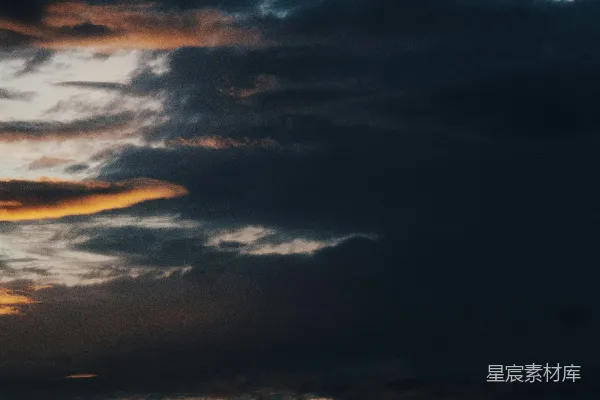 高清摄影 一架飞机在夕阳下的云层中飞行。
